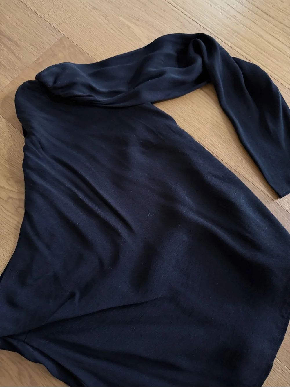 NWOT Reformation One-Shoulder Puff Long Sleeve Black Top Womens Medium